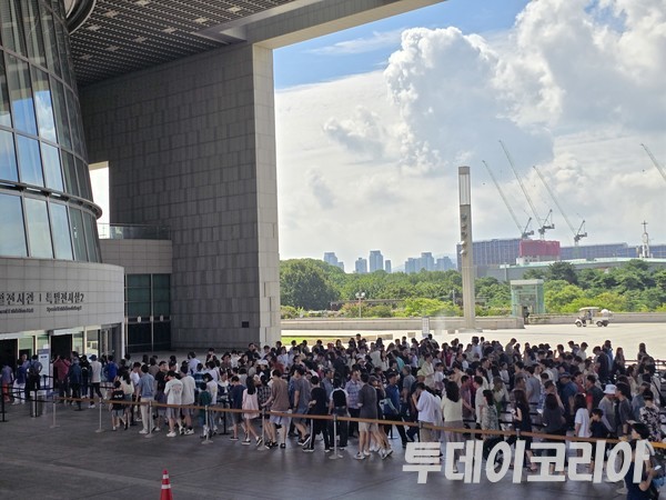▲ 7일 서울 용산구 국립중앙박물관 입구 앞에 관람객들이 입장을 기다리고 있다. 사진=투데이코리아