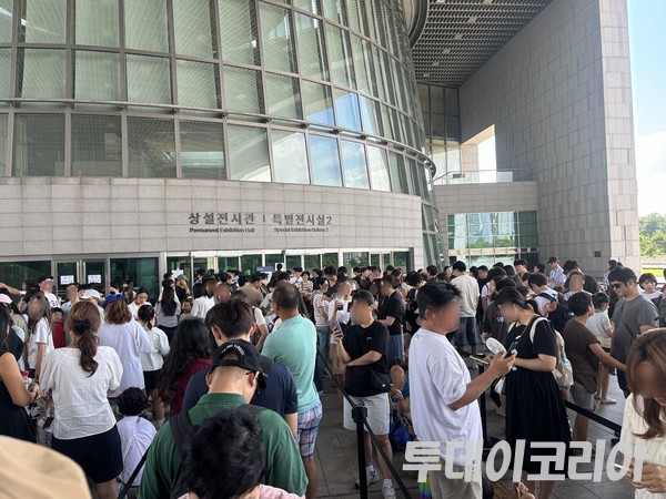 ▲ 7일 서울 용산구 국립중앙박물관 입구 앞에 관람객들이 입장을 기다리고 있다. 사진=투데이코리아