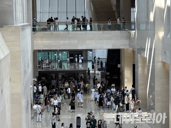 ▲ 7일 서울 용산구 국립중앙박물관 내부가 관람객들로 북적이고 있다. 사진=투데이코리아