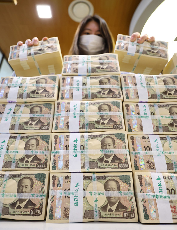 ▲ 서울 중구 하나은행 위변조대응센터에서 직원이 엔화를 정리하고 있다. 사진=뉴시스