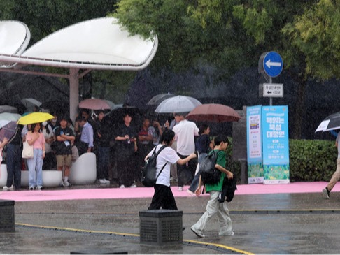 ▲ 시민들이 소나기를 피하고 있다. 사진=뉴시스