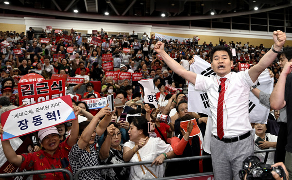 ▲ 전한길 한국사 강사가 8일 대구 북구 엑스코에서 열린 국민의힘 ‘8·22 전당대회 대구·경북 합동연설회’에서 특정 후보를 지지하며 찬탄(탄핵 찬성)파 후보가 등장할 때마다 ‘배신자’란 구호를 외치고 있다. 사진=뉴시스