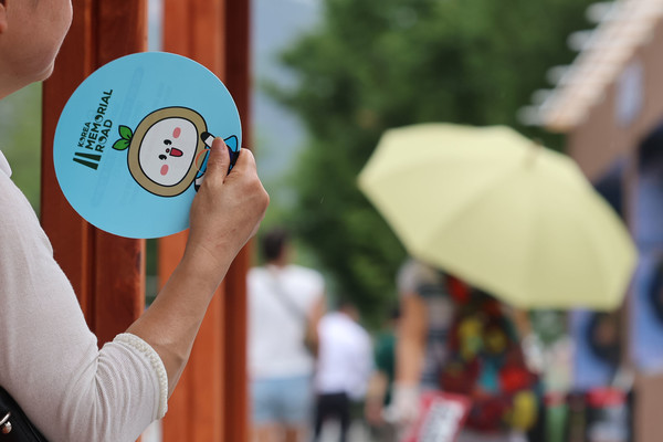 ▲ 서울 종로구 광화문광장에서 한 시민이 부채질을 하고 있다. 사진=뉴시스