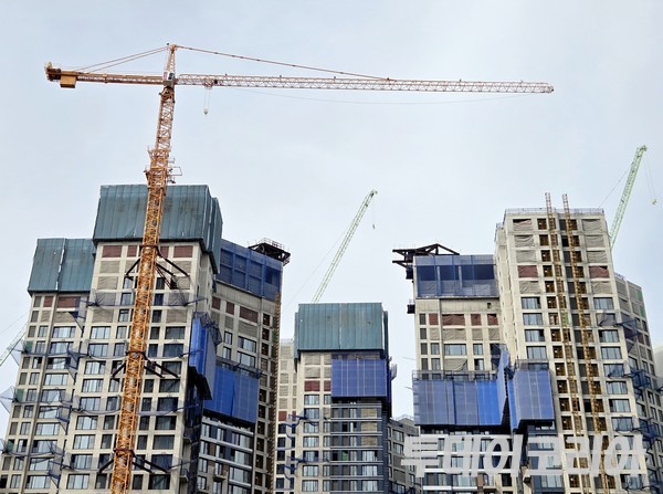 ▲ 서울 시내 아파트 공사 현장. 사진=투데이코리아