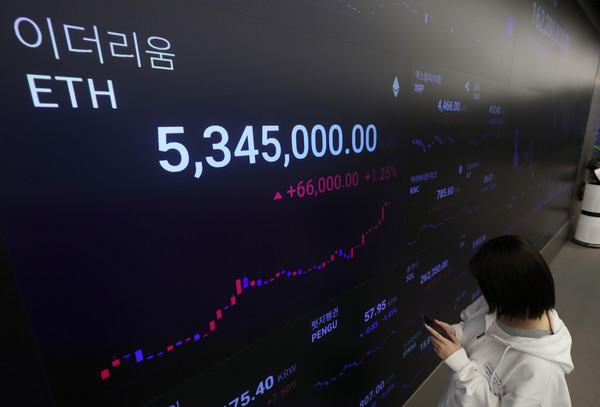 ▲ 지난 7월 28일 서울 강남구 업비트 고객센터 시황판에서 이더리움 가격이 표시되고 있다. 사진=뉴시스