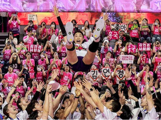 ▲ 인천 부평구 삼산월드체육관에서 열린 2024-2025 V-리그 여자부 챔피언결정전(5전 3선승제) 5차전 흥국생명과 정관장의 경기에서 승리해 통합 우승을 차지한 흥국생명 김연경이 동료들로 부터 헹가래를 받고 있다. 사진=뉴시스