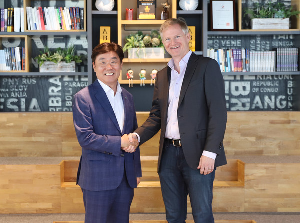 ▲ 지난 2023년 9월 협력의 첫 행보로 비트고(BitGo)는 하나금융티아이가 운영 중인 하나금융그룹 청라 통합데이터센터를 방문했다. 박근영 하나금융티아이 대표이사(사진 왼쪽)와 마이크 벨시(Mike Belshe) 비트고(BitGo) 공동 창업자 겸 CEO(사진 오른쪽)가 악수하며 기념촬영을 하고 있다. 사진=하나금융그룹