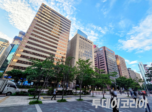 ▲ ▲ 22일 저녁 서울 여의도에서 시민들이 이동하고 있다. 사진=투데이코리아