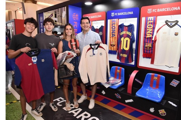 ▲ FC서울 vs FC바르셀로나 서울 매치 팝업스토어를 찾은 외국인 팬들. 사진=형지엘리트