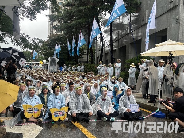 ▲ 일본군성노예제 문제 해결을 위한 정의기억연대(이하 정의연)가 13일 서울 종로구 주한일본대사관 앞에서 진행된 ‘제1713차 정기 수요시위’를 진행하고 있다. 사진=투데이코리아