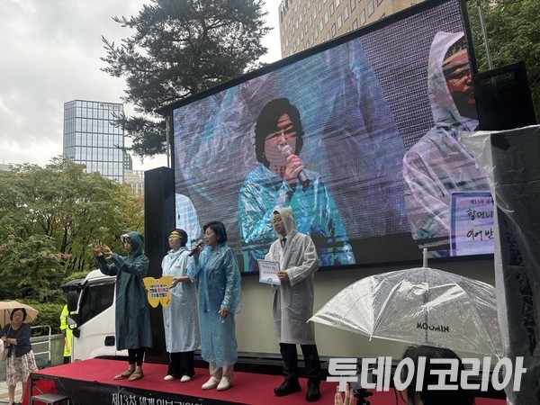 ▲ 남인순 더불어민주당 의원이 13일 서울 종로구 주한일본대사관 앞에서 진행된 ‘제1713차 정기 수요시위’에서 연대 발언하고 있다. 사진=투데이코리아