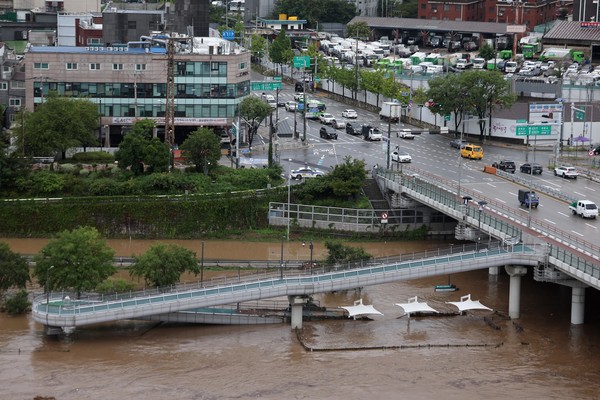 ▲ 서울에 호우경보가 내려진 13일 서울 중랑천에 홍수주의보가 발령돼 장안교 인근 중랑천 산책로가 물에 잠겨있다. 사진=뉴시스
