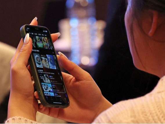 ▲ 서울 중구 앰배서더 서울 풀만 호텔에서 열린 국제 OTT 포럼에서 한 참석자가 휴대폰 OTT 화면을 보고 있다. 사진=뉴시스