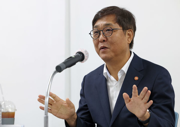 ▲ 최휘영 문화체육관광부 장관이 지난 14일 서울 마포구 영화진흥위원회 영화교육지원센터에서 영화계 소통 간담회를 가졌다. 사진=문화체육관광부