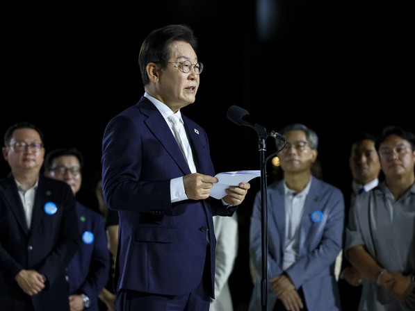 ▲ 이재명 대통령이 15일 서울 세종대로 광화문광장에서 열린 제21대 대통령 국민임명식 ‘광복 80년, 국민 주권으로 미래를 세우다’ 행사에서 감사 인사말을 하고 있다. 사진=뉴시스