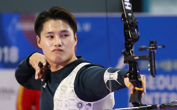 ▲ 지난 2018년 서울 강남구 세텍에서 열린 서울국제실내양궁페스타에서 진행된 서울오픈 남자 개인 결승전, 대한민국 장채환이 중국 딩 일량과 경기를 펼치고 있다. 사진=뉴시스