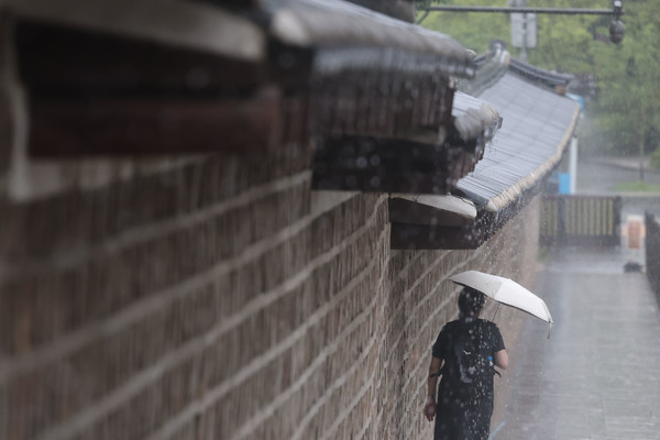▲ 서울 중구 덕수궁 인근에서 시민들이 많은 비에 우산을 쓰고 이동하고 있다. 사진=뉴시스