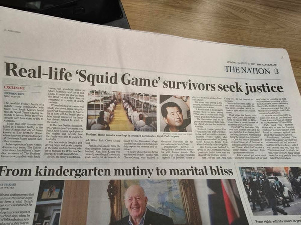▲ 호주의 유력 일간지 더 오스트레일리안(The Australian)이 “리얼 라이프 ‘오징어 게임’ 생존자들이 정의를 요구한다(Real-life ‘Squid Game’ survivors seek justice)”라는 제목으로 1면을 장식했다