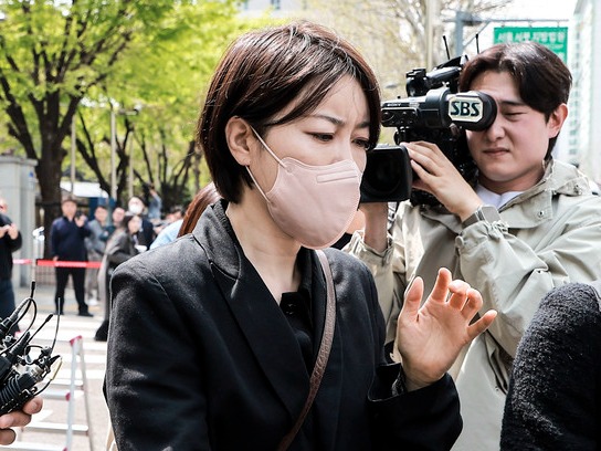 ▲ 음주운전 및 불법 숙박업 혐의로 재판에 넘겨진 문재인 전 대통령의 딸 문다혜 씨가 17일 서울 마포구 서울서부지방법원에서 열린 1심 선고기일을 마친 뒤 법원을 나오고 있다. 사진=뉴시스