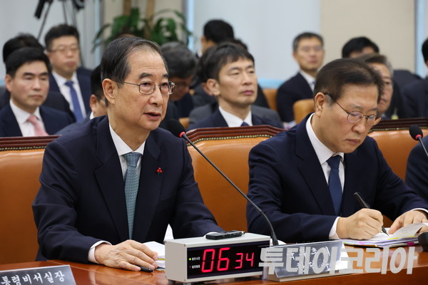 ▲ 한덕수 전 국무총리가 지난 1월 15일 국회 ‘윤석열 정부의 비상계엄 선포를 통한 내란 혐의 진상규명 국정조사’ 특별위원회에서 의원 질의에 답변하고 있다. 사진=이기봉 기자