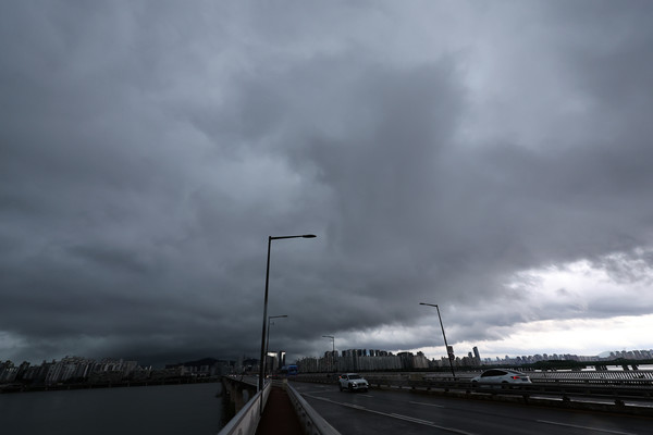 ▲ 서울 원효대교에서 바라본 도심 하늘에 먹구름이 가득하다. 사진=뉴시스