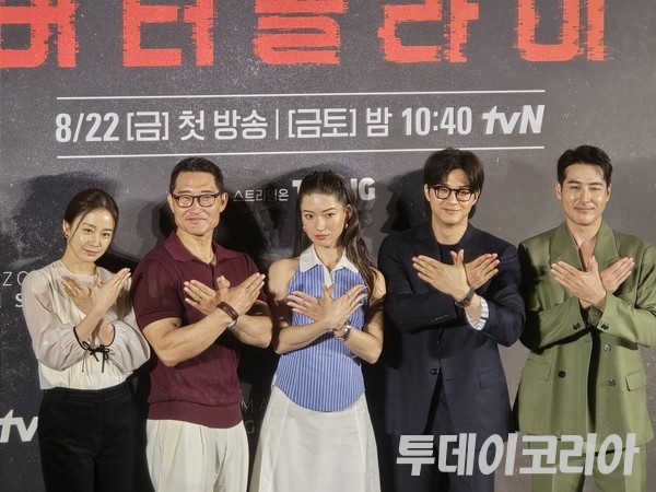 ▲ (왼쪽부터)김태희, 대니얼 대 킴, 레이나 하디스티, 김지훈, 션 리차드 배우가 21일 서울 CGV 용산아이파크몰에서 열린 아마존 프라임 비디오 오리지널 시리즈 ‘버터플라이’의 기자간담회에서 포즈를 취하고 있다. 사진=김준혁 기자