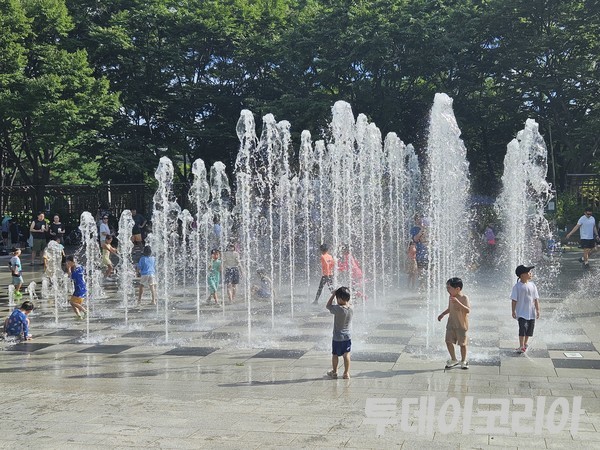 ▲ 서울숲 바닥분수에서 아이들이 물놀이를 하고있다. 사진=투데이코리아