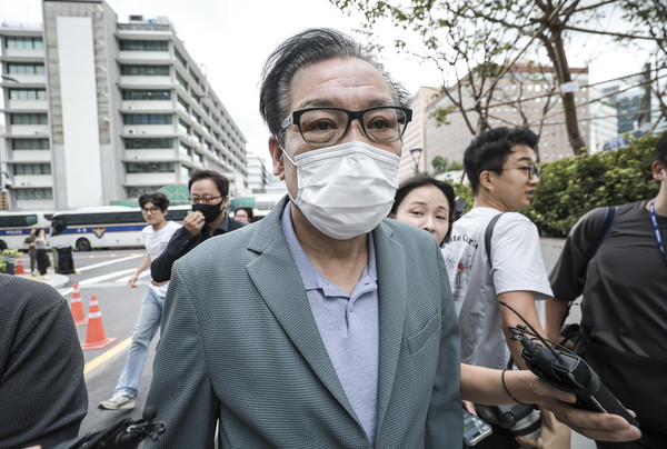 ▲ 건진법사 전성배씨가 21일 서울 종로구 KT광화문빌딩 웨스트에 마련된 김건희 특검 사무실에 출석하고 있다. 건진법사 전성배씨가 21일 예정된 구속 전 피의자 심문(영장실질심사)에 출석하지 않겠다고 밝혔다. 사진=뉴시스