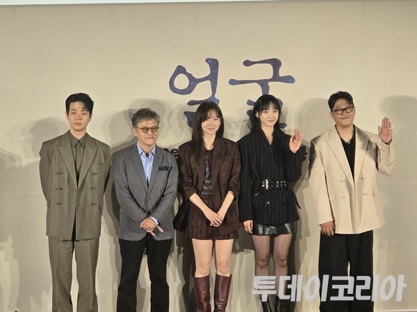 ▲ (왼쪽부터) 박정민, 권해효, 신현빈, 한지현, 임성재 배우가 22일 서울 롯데시네마 건대입구에서 열린 영화 ‘얼굴’의 제작보고회 자리에서 기념촬영에 나서고 있다. 사진=김준혁 기자