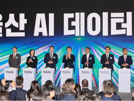 ▲ 이재명 대통령이 지난 6월 20일 울산전시컨벤션센터에서 열린 울산 AI데이터센터 출범식에서 참석자들과 함께 세리머니를 하고 있다. 사진=뉴시스