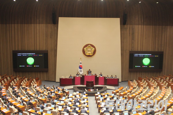 ▲ 5일 국회에서 열린 본회의에서 노동조합법 및 노동관계조정법 개정안(노란봉투법)이 야당 단독 표결로 통과됐다. 사진=투데이코리아