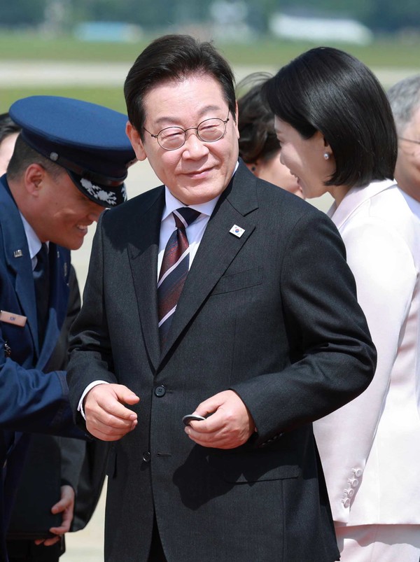 ▲ 한미 정상회담을 위해 미국을 방문한 이재명 대통령이 24일(현지 시간) 워싱턴DC 앤드루스 공군기지에 도착해 조슈아 킴 대령으로부터 작은 선물을 받고 이동하고 있다. 사진=뉴시스