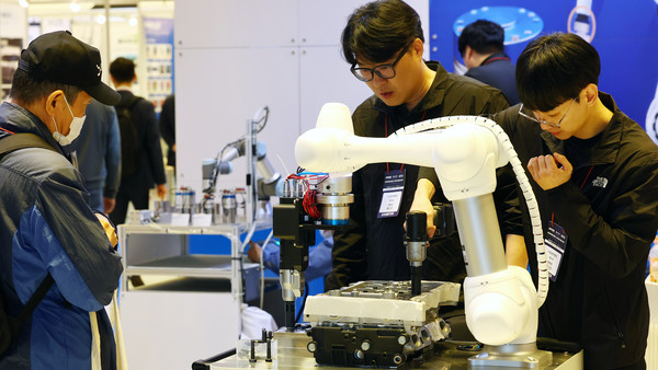 ▲ 서울 강남구 코엑스에서 열린 ‘한국전자제조산업전X오토모티브월드코리아’에서 관람객들이 전자제조, 스마트팩토리, 자동차 산업과 관련된 장비들을 관람하고 있다. 사진=뉴시스