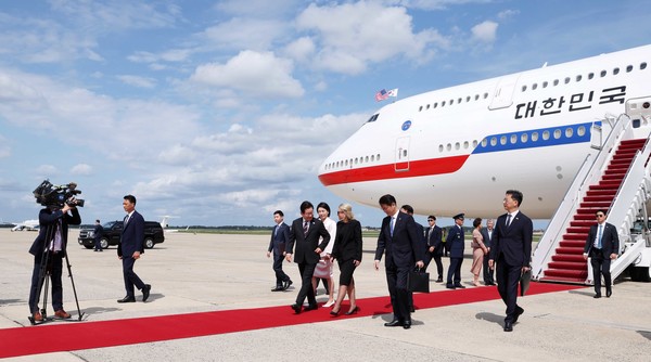 ▲ 한미 정상회담을 위해 미국을 방문한 이재명 대통령과 김혜경 여사가 24일(현지 시간) 워싱턴DC 앤드루스 공군기지에 도착해 이동하고 있다. 사진=뉴시스