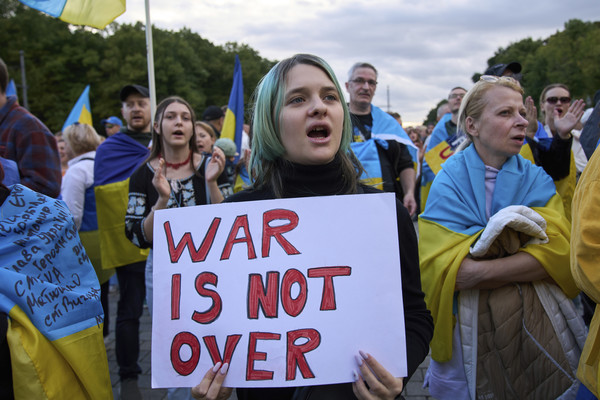 ▲ 24일(현지 시간) 독일 베를린에서 우크라이나 독립기념일을 맞아 연대 집회가 열려 참가자들이 구호를 외치고 있다. 우크라이나는 러시아와 4년째 전쟁을 치르는 가운데 독립 34주년을 맞았다. 사진=뉴시스