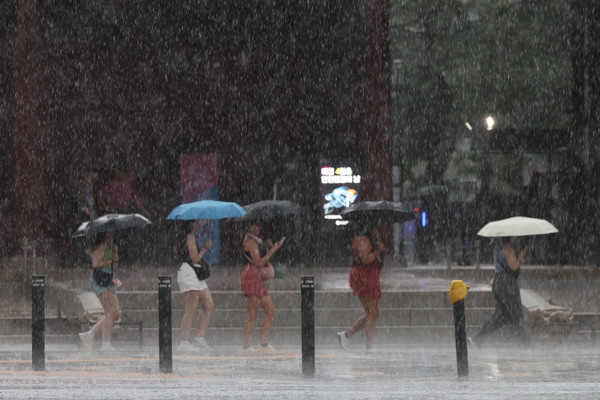 ▲ 서울 중구 시청역 인근에서 시민들이 많은 비에 우산을 쓰고 이동하고 있다. 사진=뉴시스