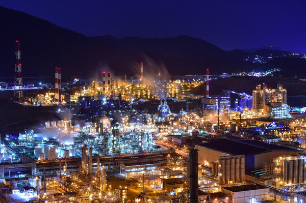 ▲ 중화학공장이 밀집한 여수국가산단의 야경. 사진=뉴시스