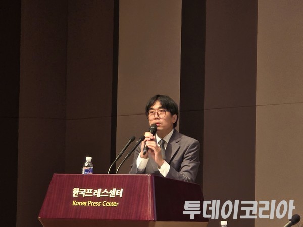 ▲ 노창희 디지털산업정책연구소장이 26일 서울 중구 한국프레스센터에서 한국방송학회 주최 ‘콘텐츠 산업 활성화와 문화강국 실현’ 세미나에서 발표하고 있다. 사진=김준혁 기자