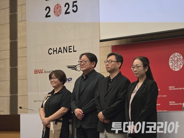 ▲ (왼쪽부터)김영덕 아시아콘텐츠&필름마켓 위원장, 박광수 부산국제영화제 이사장, 정한석 집행위원장, 박가언 수석 프로그래머가 26일 서울 대한상공회의소에서 열린 제30회 부산국제영화제 개최 기자회견에 참석했다. 사진=김준혁 기자