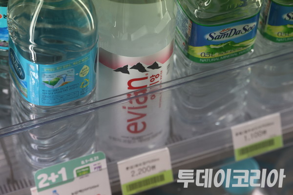 ▲ 27일 경기도 모처의 한 편의점에 프랑스 생수 브랜드 에비앙이 진열대에 놓여 있다. 사진=진민석 기자
