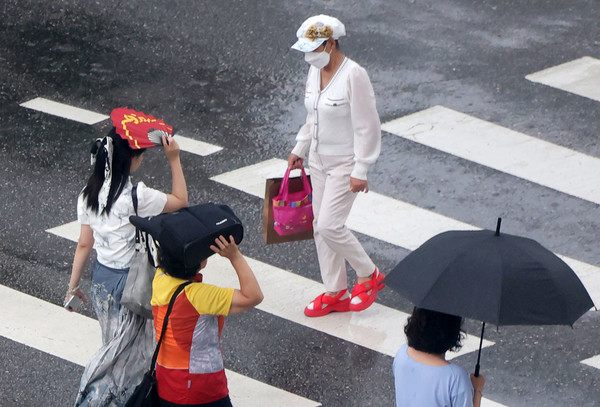 ▲ 서울 중구 을지로1가 사거리에서 시민들이 발걸음을 재촉하고 있다. 사진=뉴시스
