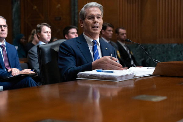 ▲ 스콧 베선트 미 재무장관이 6월12일 워싱턴 국회의사당에서 도널드 트럼프 대통령의 2026 회계연도 예산안 요구와 세제 개혁안을 검토하기 위해 상원 재무위원회 청문회에서 증언하고 있다. 사진=뉴시스