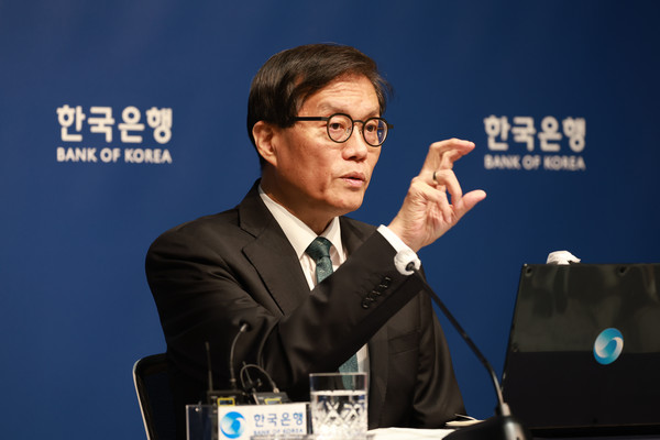 ▲ 이창용 한국은행 총재가 28일 한은 금융통화위원회(금통위) 이후 진행된 기자간담회에서 질문에 답변하고 있다. 사진=한국은행