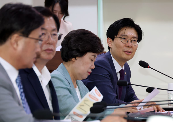 ▲ 조정훈 국민의힘 의원이 지난 18일 서울 여의도 국회 의원회관에서 열린 교내 스마트폰 제한법 통과 촉구 스마트한 기다림 선포식에서 인사말을 하고 있다. 사진=뉴시스