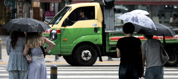 ▲ 서울 종로구 종로3가역 인근에 비가 쏟아지고 있다. 사진=뉴시스