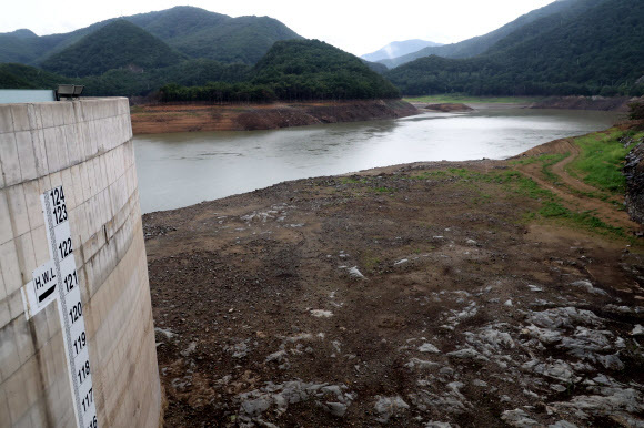▲ 극심한 가뭄으로 인해 26일 강원 강릉시 성산면 오봉저수지가 바닥을 드러내고 있다. 뉴시스