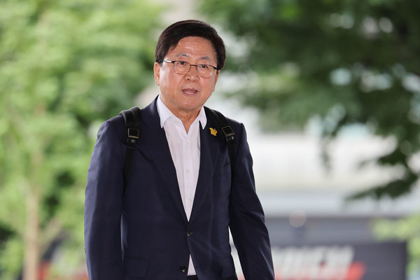 ▲ 최교진 사회부총리 겸 교육부장관 후보자가 14일 오전 서울 여의도 한국교육시설안전원에 마련된 인사청문회 준비 사무실로 출근하고 있다. 2025.08.14. 사진=뉴시스