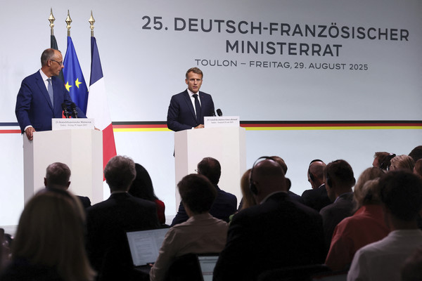 ▲ 에마뉘엘 마크롱 프랑스 대통령(오른쪽)과 프리드리히 메르츠 독일 총리가 29일(현지시각) 프랑스 남부 툴롱에서 회담한 뒤 기자회견을 하고 있다. 사진=뉴시스