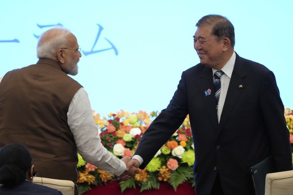 ▲ 나렌드라 모디(왼쪽) 인도 총리와 이시바 시게루 일본 총리가 29일 일본 도쿄에서 열린 일·인도 경제 포럼에 참석해 악수하고 있다. 사진=뉴시스