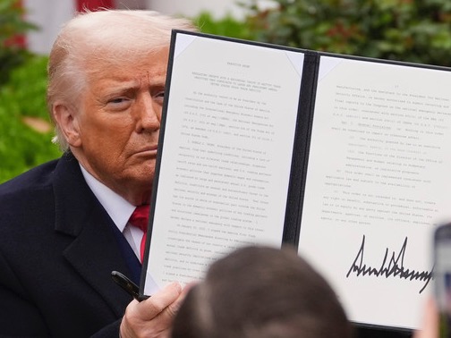 ▲ 도널드 트럼프 미국 대통령이 지난 2일(현지시간) 백악관 로즈가든에서 상호 관세 부과와 관련된 행정 명령에 서명한 후 이를 들어 보여주고 있다. 사진=AP/뉴시스